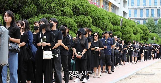 서울 서초구의 한 초등학교 교사 49재에 참석하려는 시민들이 4일 긴 줄을 서서 강당으로 향하고 있다. 김창길기자