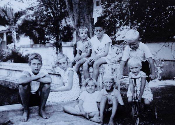 리아(아랫줄 맨 오른쪽)와 그의 큰오빠 헨드릭(아랫줄 오른쪽에서 두 번째)이 어린 시절 찍은 사진.   리아 라드스타트 씨 제공