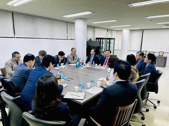 Kazakhstan’s top envoy to Korea, Nurgali Arystanov interacts with press reporters at a round table at Kazakh Embassy in Yongsan-gu, Seoul on Tuesday.(Kazakh Embassy in Seoul)