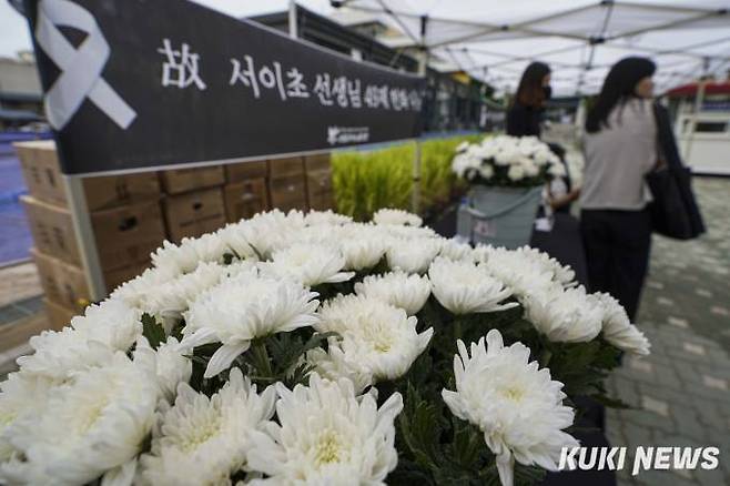 서울 서이초등학교에서 숨진 신규 교사의 49재인 4일 오전 서울 서초구 서이초등학교에 마련된 시민추모공간을 찾은 추모객이 헌화를 기다리고 있다.   사진=임형택 기자