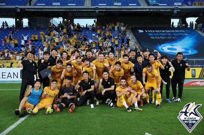 지난 3일 울산 현대전에서 승리를 거둔 뒤 단체 기념 사진을 찍는 광주FC 선수단. 프로축구연맹