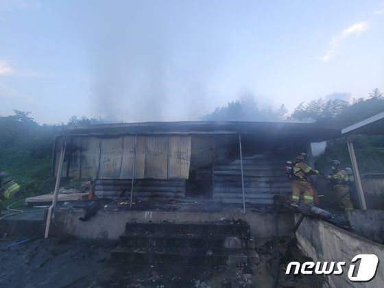 경남 밀양시 단독주택에 난 불을 소방대원들이 끄고 있다. /사진=뉴스1(경남소방본부 제공)