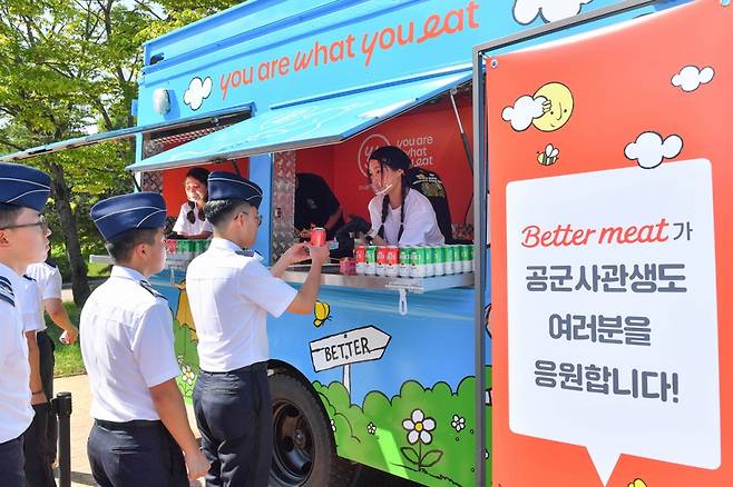 신세계푸드가 공군사관학교에 베러미트 캔햄과 베러미트를 활용한 간식을 제공했다. /사진제공=신세계푸드