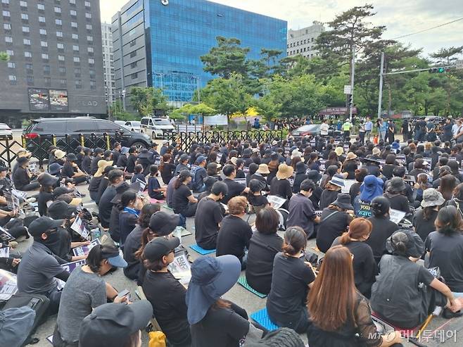 4일 오후 4시30분쯤 서울 영등포구 국회 앞에는 '공교육 멈춤의 날'이라는 이름의 대규모 집회가 열렸다. 집회 측 추산 2만명의 시민들과 교사들이 참여했다. /사진=김지은 기자