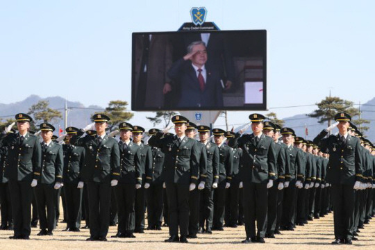 올해 1월28일 학군장교 통합임관식에서  신임 장교들이 이종섭 국방부 장관에게 경례하고 있다. 국방일보 제공