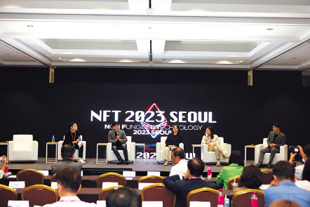 1일 서울 코엑스에서 열린 ‘NFT 2023 서울 컨퍼런스’에서 ‘웹3.0시대, NFT의 방향과 새로운 가능성’을 주제로 패널 토론을 하고 있는 데인 배(왼쪽부터) 크립토닷컴 이사, 김민석 티맥스 메타버스 대표이사, 추선우 아이스테이징 아시아 대표, 신영선 헬로우웹3 창립자, 강승보 큐브엔터테인먼트 메타버스사업실 팀장 [아트토큰 제공]