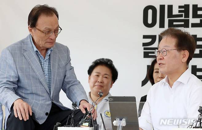 [서울=뉴시스] 이영환 기자 = 이해찬 더불어민주당 전 대표가 4일 오후 서울 여의도 국회 본청 앞 이재명 대표의 단식투쟁천막을 방문해 이 대표와 대화를 하고 있다. 2023.09.04. 20hwan@newsis.com