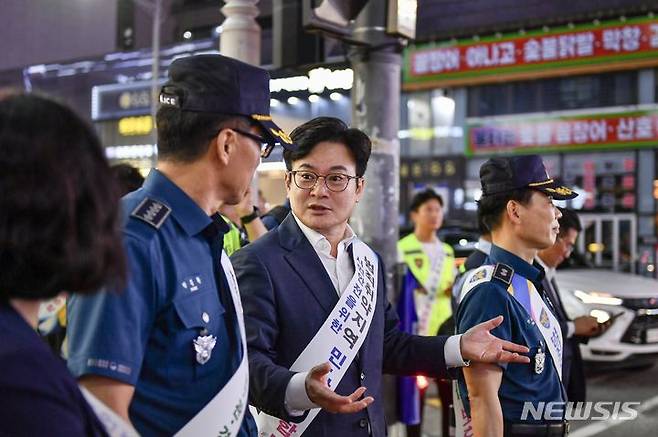 [김포=뉴시스] 정일형 기자 = 김병수 김포시장(왼쪽에서 세번째)과 박종환 김포경찰서장이 4일 오후 구래동 문화의 거리 일대에서 '민·관·경 합동 순찰'을 진행하고 있다.  (사진은 김포시 제공)