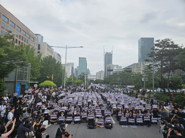 ▲4일 오후 서울 영등포구 국회대로에서 열린 고(故) 서이초 교사 49재 추모집회 모습. ⓒ프레시안(한예섭)