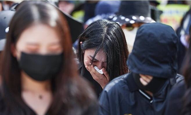 2일 오후 서울 영등포구 국회 의사당 앞에서 열린 ‘50만 교원 총궐기 추모 집회’에서 교사들이 눈물을 흘리고 있다. 연합뉴스