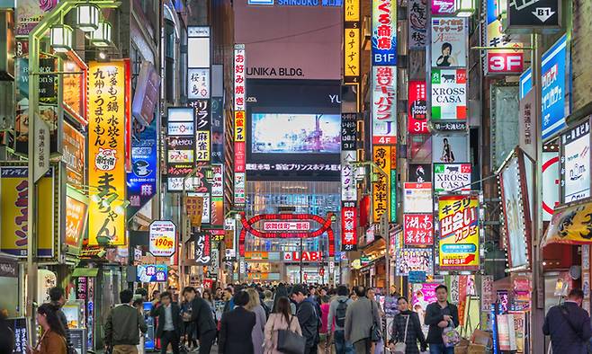 일본 도쿄도 신주쿠구의 가부키쵸 거리를 걷는 사람들 모습. 게티이미지뱅크 제공