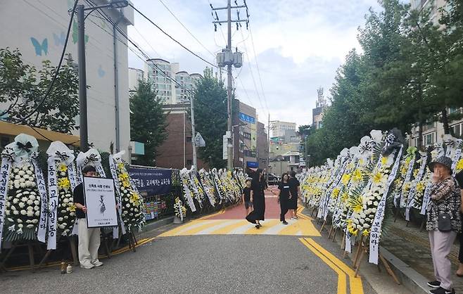 서울 양천구 A초등학교 앞 도로는 동료 교사들이 보낸 근조화환으로 빼곡했다. 윤준호 기자