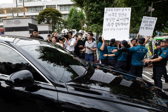 전국교직원노동조합 조합원들이 4일 서울 서초구 서이초등학교에서 열린 사망 교사 49재 추모식을 마친 후 교문을 나서는 이주호 사회부총리 겸 교육부 장관의 차량을 향해 ‘교사징계철회’를 촉구하는 손팻말을 들어보이고 있다. 2023.9.4 홍윤기 기자