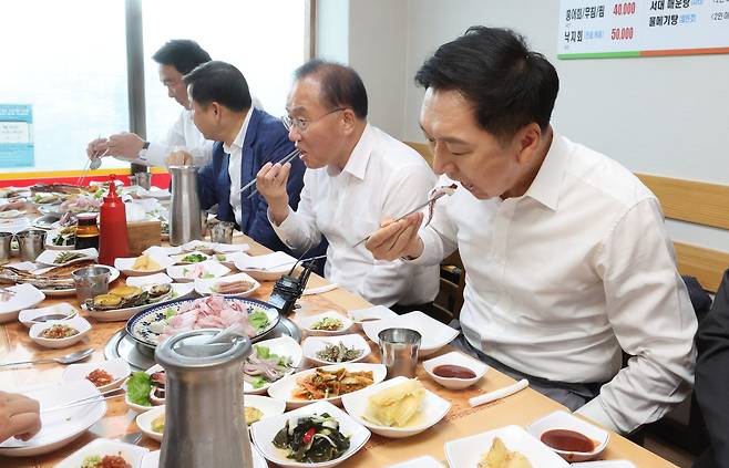 김기현 국민의힘 대표를 비롯한 주요 당직자들이 8월29일 오후 연찬회를 마친 뒤 인천 중구의 한 수산물 전문식당에서 오찬 식사를 하고 있다. 이 연찬회에 참석한 윤석열 대통령은 “국가의 정치적 지향점과 지향할 가치에서 중요한 게 이념"이라며, 이른바 '공산전체주의' 세력과의 '이념 투쟁' 의지를 다졌다. ⓒ사진공동취재단