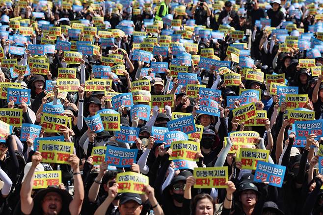 교사들이 2일 오후 서울 영등포구 국회대로에서 '50만 교원 총궐기 추모 집회'를 열고 구호를 외치고 있다. ⓒ 연합뉴스