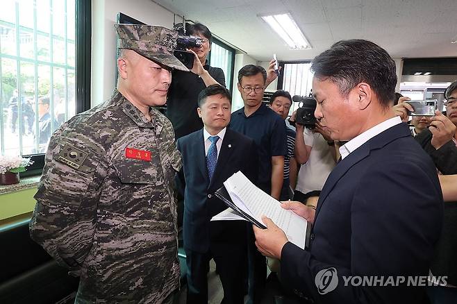 박정훈 전 해병대 수사단장 구인영장 집행 (서울=연합뉴스) 김주성 기자 = 채 모 상병 순직 사건을 수사하다 항명 등의 혐의로 입건된 박정훈 전 해병대 수사단장(대령)이 1일 서울 용산구 군사법원에서 열리는 구속 전 피의자심문(영장실질심사)에 앞서 군 검찰의 구인영장을 받고 있다. 2023.9.1 utzza@yna.co.kr