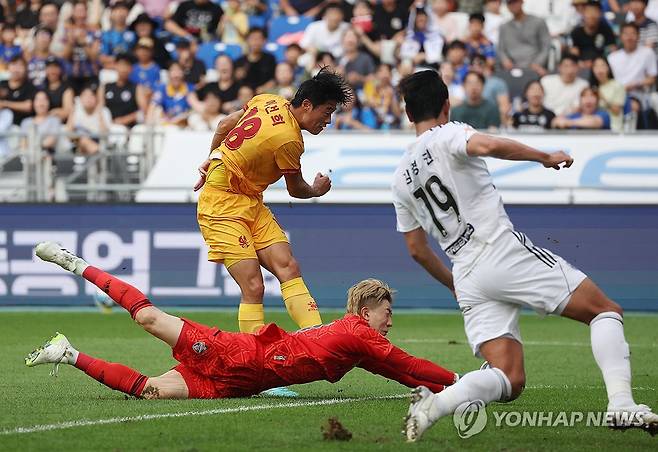 골 넣는 이건희 (울산=연합뉴스) 김용태 기자 = 3일 울산 문수축구경기장에서 열린 프로축구 하나원큐 K리그1 울산 현대와 광주FC의 경기에서 광주 이건희가 울산 골키퍼 조현우를 제치고 골을 넣고 있다. 2023.9.3 yongtae@yna.co.kr