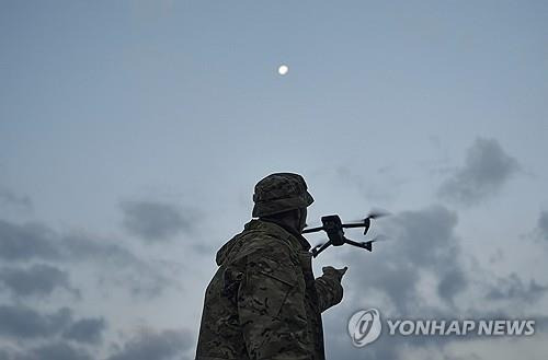 우크라이나 전쟁터 뜬 드론 [AP=연합뉴스 자료사진]