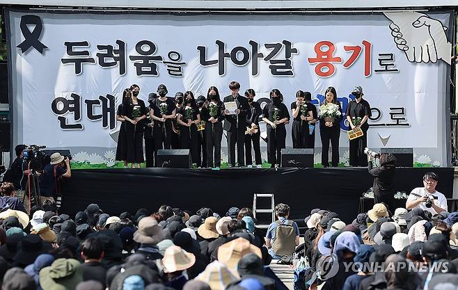 연단 오른 서이초 교사 동기들 (서울=연합뉴스) 서대연 기자 = 2일 오후 서울 영등포구 국회대로에서 열린 '50만 교원 총궐기 추모 집회'에서 지난 7월 숨진 서이초 교사의 대학원 동기들이 연단에 올라 발언하고 있다. 2023.9.2 dwise@yna.co.kr