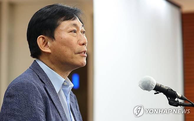 발언하는 고진 디지털플랫폼정부위원회 위원장 (서울=연합뉴스) 김도훈 기자 = 고진 디지털플랫폼정부위원회 위원장이 4일 오전 서울 중구 프레스센터에서 열린 1주년 기념 기자간담회에서 발언하고 있다. 2023.9.4 superdoo82@yna.co.kr