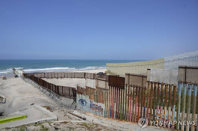 미국과 멕시코를 가르는 국경 장벽이 건설 중인 모습을 티후아나 쪽에서 바라본 모습 [AP=연합뉴스]