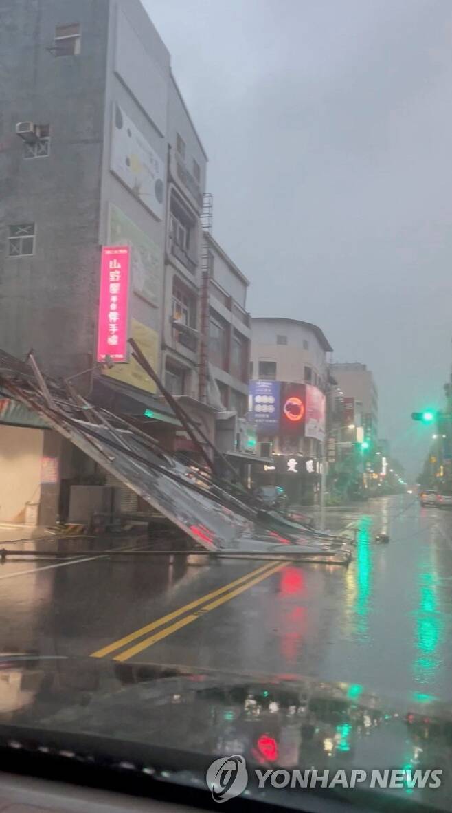 (로이터=연합뉴스) 태풍 하이쿠이가 지난 3일 대만을 강타하면서 건물 외벽 간판이 떨어진 모습. 2023.9.4.