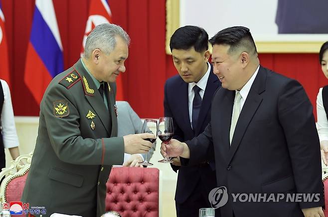 북한 김정은, 러시아 군사대표단 위해 연회 마련 (평양 조선중앙통신=연합뉴스) 북한 김정은 국무위원장이 지난 27일 '전승절'(6ㆍ25전쟁 정전협정기념일) 70주년 행사 참석차 방북한 러시아 세르게이 쇼이구 국방장관과 군사대표단을 위해 연회를 마련했다고 조선중앙통신이 28일 보도했다. 2023.7.28 
    [국내에서만 사용가능. 재배포 금지. For Use Only in the Republic of Korea. No Redistribution] nkphoto@yna.co.kr