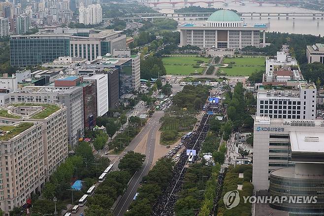 추모 집회 참가자들로 가득 찬 의사당대로 (서울=연합뉴스) 김도훈 기자 = 서울 서이초등학교 교사의 49재 추모일인 4일 오후 서울 여의도 국회 앞 의사당대로가 추모 집회 참가자들로 가득하다. 2023.9.4 superdoo82@yna.co.kr