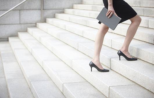 식후 계단 오르기 등의 가벼운 운동을 통해서 지방 축적을 막을 수 있다ㅣ출처: 클립아트코리아