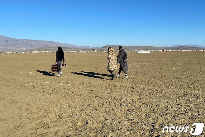 폭우가 그치고 땅이 어느 정도 단단해지자 현장을 빠져 나오고 있는 참가자들. ⓒ AFP=뉴스1 ⓒ News1 박형기 기자