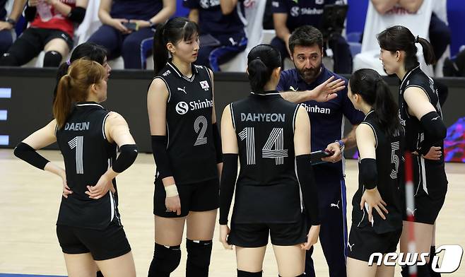 2일 경기도 수원시 서수원칠보체육관에서 열린 '2023 국제배구연맹(FIVB) 발리볼내셔널리그(VNL)' 3주차 대한민국과 폴란드의 경기에서 세사르 곤살레스 여자배구 감독이 선수들에게 지시를 내리고 있다. 대한민국은 이날 0대3으로 완패했다. 이로써 한국은 지난해에 이어 2년 연속으로 VNL 12전 전패, 승점 0을 기록하며 27연패 수모를 당하며 대회를 마쳤다. 2023.7.2/뉴스1 ⓒ News1 이동해 기자