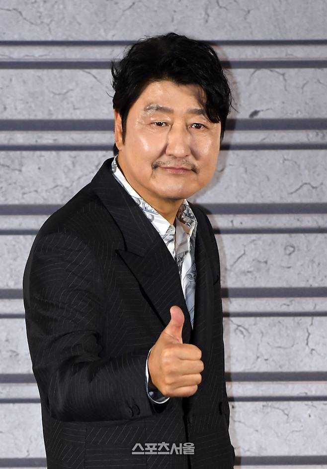 배우 송강호가 29일 서울 용산구 CGV 아이파크몰에서 진행된 영화 ‘거미집’ 제작보고회에서 취재진을 향해 포즈를 취하고 있다. 박진업기자 upandup@sportsseoul.com