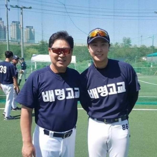 이만수 전 SK 감독(왼쪽)과 배명고 김영훈 선생님. 사진제공 | 헐크 파운데이션