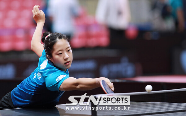 3일 강원도 평창돔경기장에서 '제26회 국제탁구연맹(ITTF)-아시아탁구연합(ATTU) 평창아시아탁구선수권대회' 여자 단체전 8강전을 앞두고 신유빈이 막바지 훈련을 하고 있다. 사진(평창)┃강명호 기자