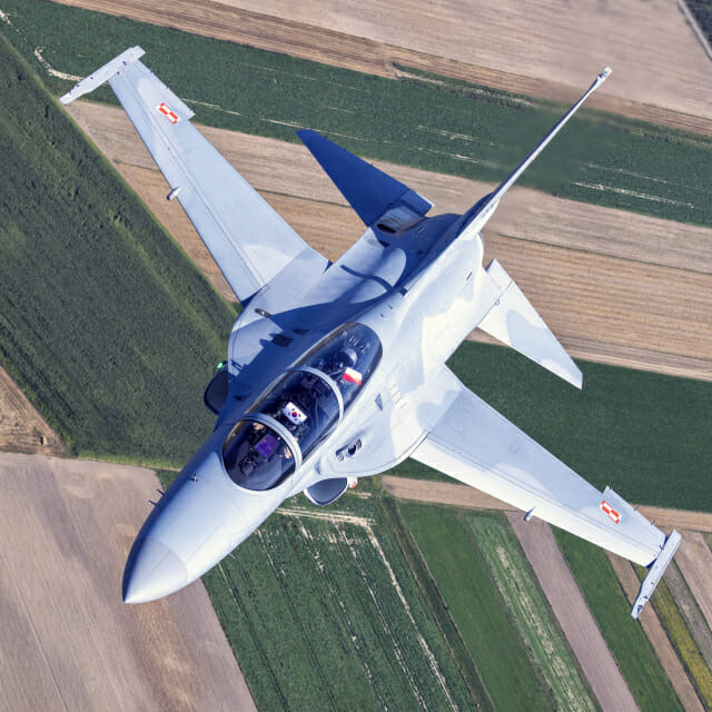 FA-50GF와 Mig-29가 라돔에어쇼에서 함께 비행하고 있다 (사진=폴란드 국방부)