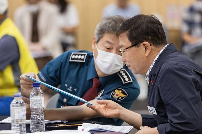 김경호 광진구청장(오른쪽)과 박창지 광진경찰서장이 대화를 하고 있다.