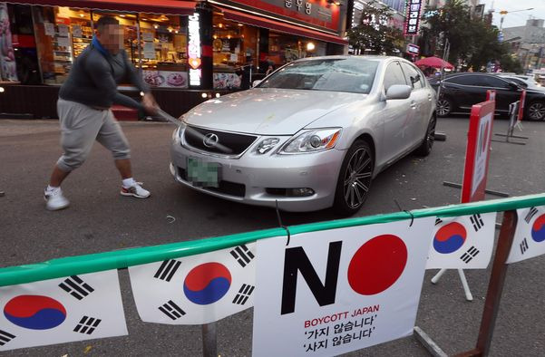 지난 2019년 7월 24일 인천시 남동구 구월동 한 상가 밀집 지역에서 열린 '일본 경제보복 규탄 불매운동 선언 행사'에서 일본산 차량인 렉서스 승용차를 부수는 퍼포먼스를 하고 있다. /연합뉴스