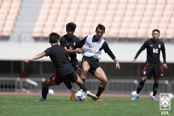황선홍 감독. 대한축구협회