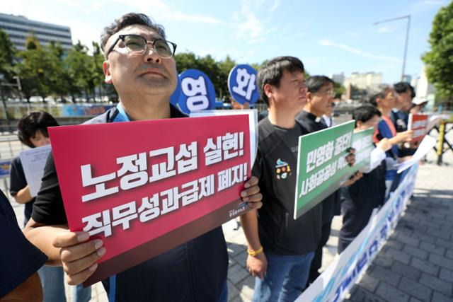 공공운수노조가 5일 서울 용산 대통령실 앞에서 철도노조, 의료연대본부 서울대병원분회, 건강보험공단노조 등과 공동 쟁의발생 결의 발표 기자회견을 하고 있다. 뉴시스