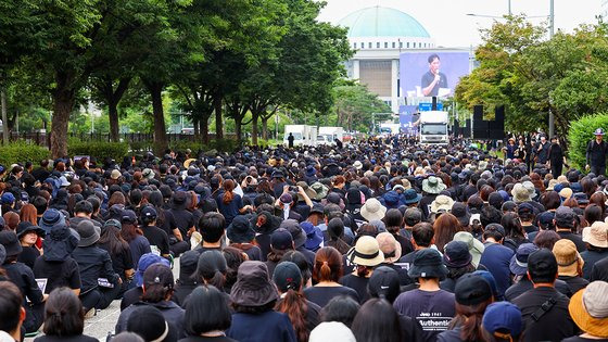 서울 서이초등학교 교사의 49재 추모일인 4일 오후 서울 여의도 국회 앞 의사당대로가 추모 집회 참가자들로 가득하다. 연합뉴스