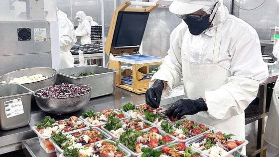 경기 성남시 분당구의 유명 반찬가게 ‘도리깨침’에서 신세계 반찬 구독 상품을 포장하고 있다. 사진 신세계백화점