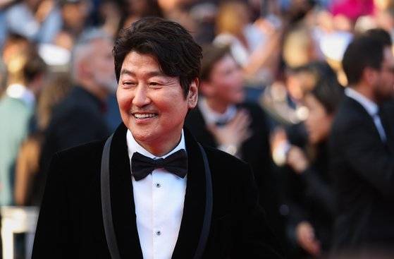 지난 5월 제76회 칸 국제영화제 폐막식에서 시상자로 참석한 배우 송강호가 레드 카펫에 오르고 있다. [사진 뉴스1]