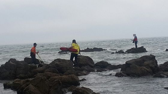 바닷가에서 구조작업을 하는 해경. 사진은 기사 내용과 무관함. 사진 태안해양경찰서