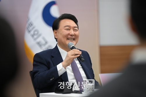 윤석열 대통령이 1일 서울 서초구 국립외교원에서 열린 차세대 외교관과의 대화에서 질의응답을 하고 있다. 대통령실 제공