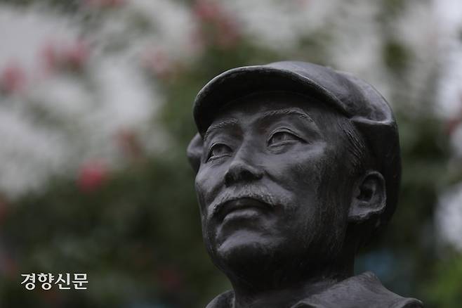 서울 용산구 국방부 청사 앞에 설치된 고 홍범도 장군 흉상. 김창길 기자