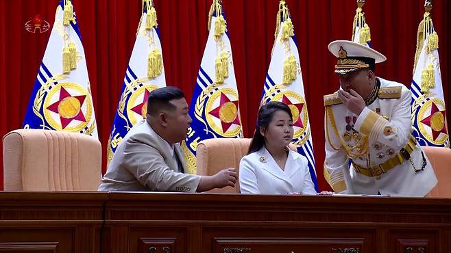 김정은 북한 국무위원장이 딸 김주애와 함께 지난달 27일 해군절을 맞아 해군사령부를 방문해 장병들을 축하 격려했다고 조선중앙TV가 29일 보도했다. 연합뉴스