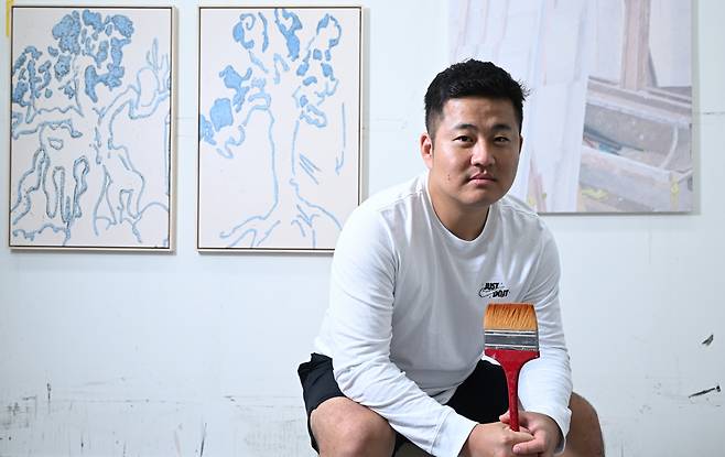 Lim No-sik poses for a photo at his studio in Hwaseong, Gyeonggi Province, on Aug. 28. (Im Se-jun/The Korea Herald)