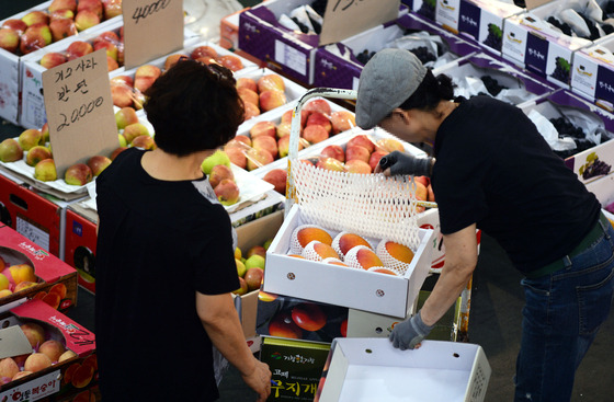 Fruits and vegetables are displayed at a wholesale market in Daejeon on Aug. 23. [JOONGANG PHOTO]