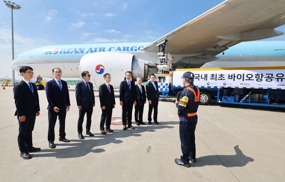 Representatives from GS Caltex, Korean Air Lines and the government attend a ceremony to commemorate the first test flight using bio-jet fuels in Korea at Incheon International Airport on Tuesday. [MINISTRY OF TRADE, INDUSTRY AND ENERGY]