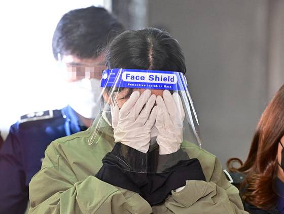 '계곡살인' 사건의 피의자 이은해가 19일 오후 구속영장 실질심사를 받기 위해 인천시 미추홀구 인천지방법원으로 들어서고 있다. (공동취재) 2022.4.19./사진=뉴스1
